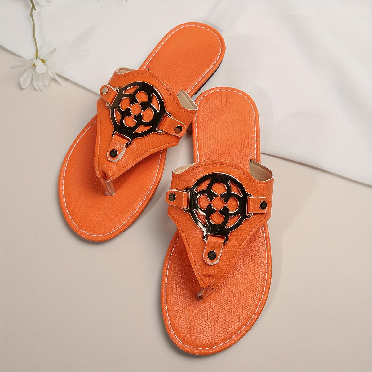 [The Latest Eye-catching Golden Sandals] The Latest Golden Sandals With Toe Clips Are Very Eye-catching.