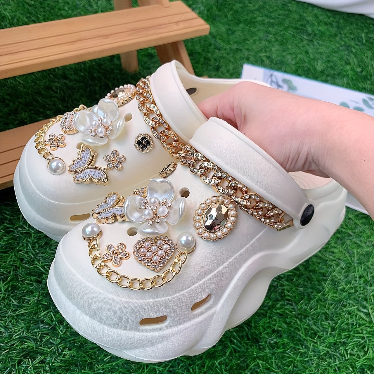 Fashionable And Trendy Women'S EVA Slip-On Shoes for Summer, Featuring Versatile And Stylish Hole Designs. The Shoes Are Adorned with White Five-Petal Flower Butterflies And Rhinestone Chains, Making Them Suitable for Home, B