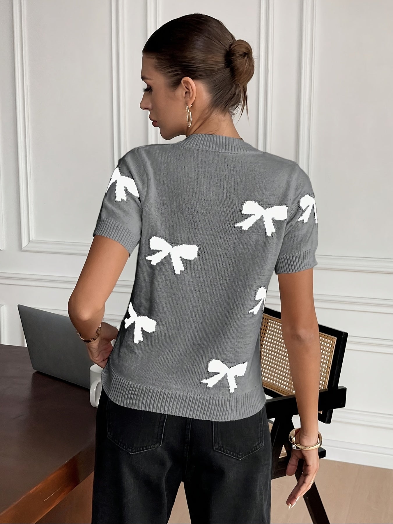 Nian Nian Directional Style Round Neck Color-Blocked Short-Sleeve Pullover with Bow Tie And Jacquard Design.