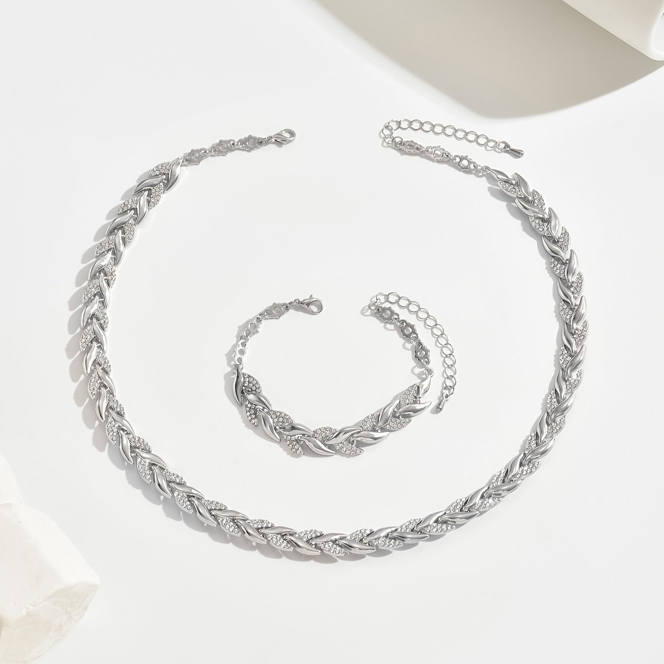 1 Bracelet 1 Necklace Light Luxury Elegant Design Inlaid Glass Rhinestone Fish Tail Jewelry Set Suitable for Women's Autumn and Winter Banquet Daily Matching