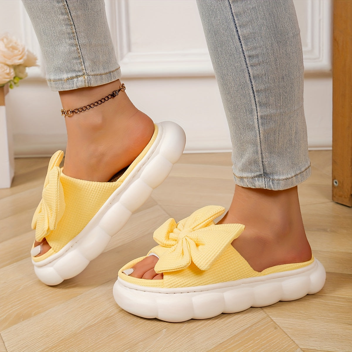 A Pair of New Cute Solid Color Women'S Home Slippers with Thick, Non-Slip, Soft EVA Soles, Breathable And Comfortable Open-Toe Design, Suitable for All Seasons.