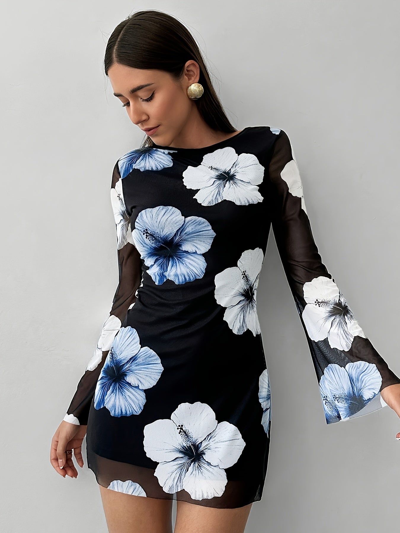 A Mini Dress with a Floral Print That Is Sexy And Elegant, Featuring a Backless Design And Breathable Long Sleeves.