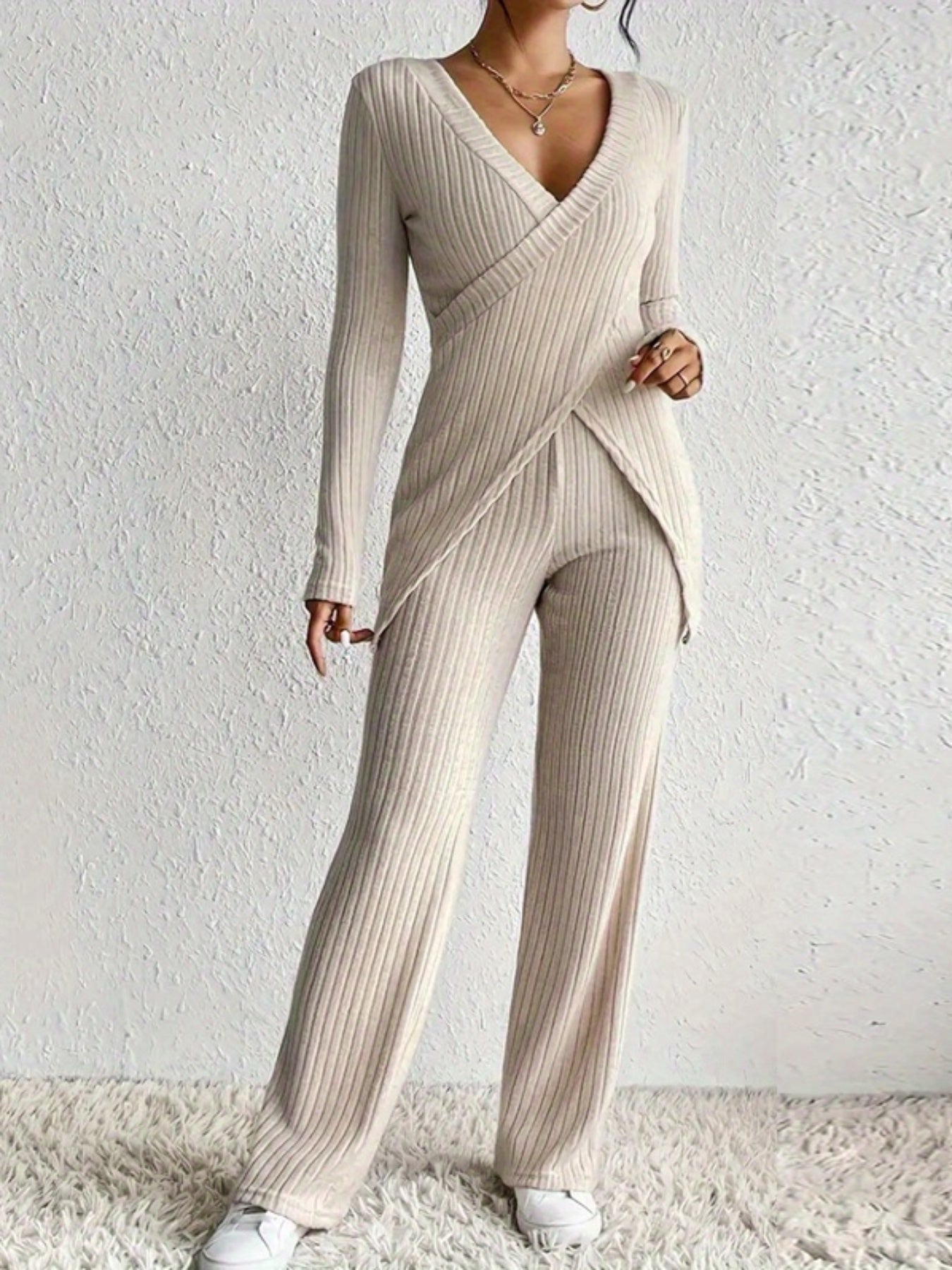 2025 Hit A Women'S Suit with an Irregular Design Exuding a High-End Feel. It'S a Two-Piece Set Featuring a Comfortable Long-Sleeved Top Paired with Wide-Leg Pants.