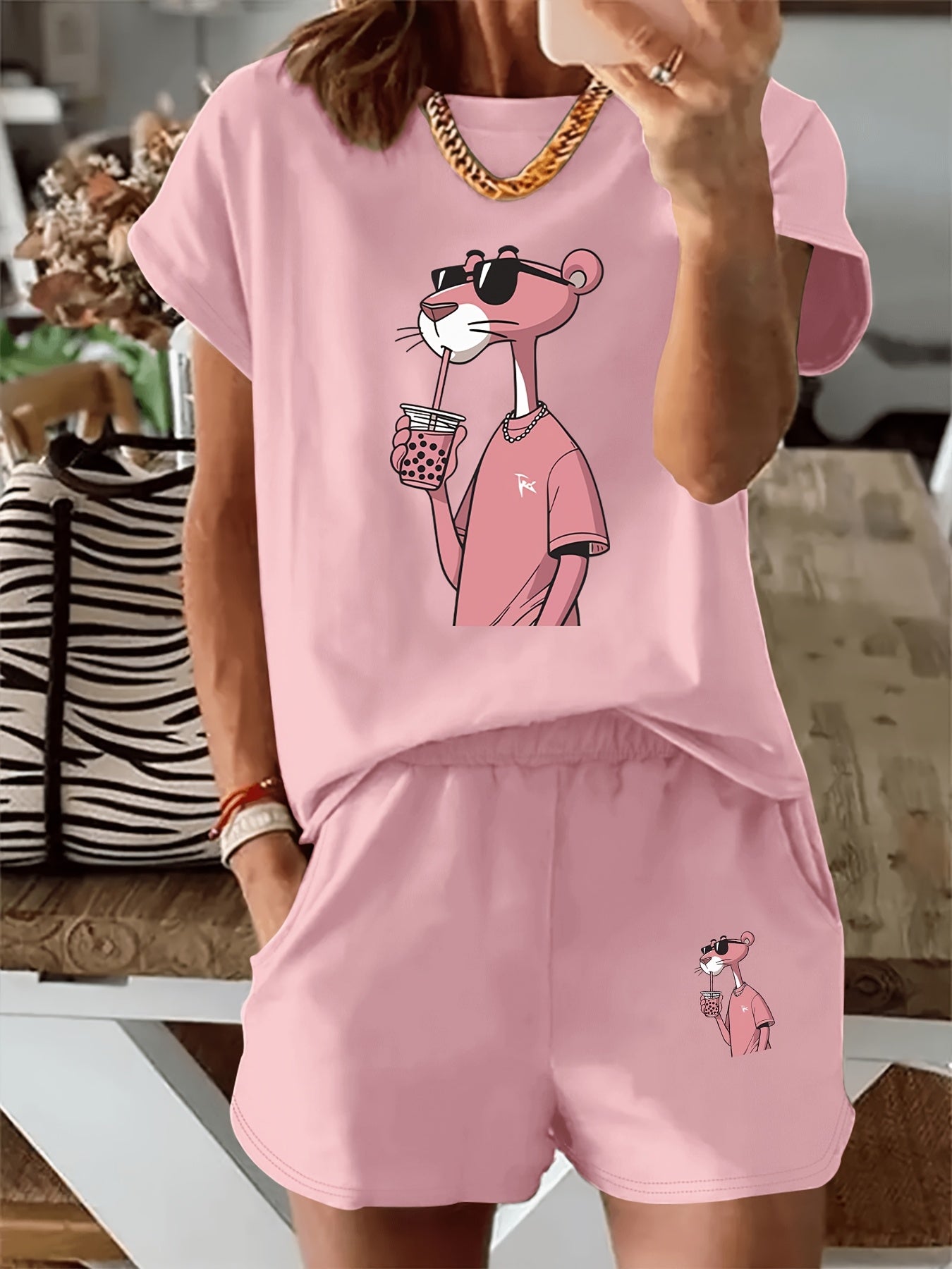 2025 Summer New, Pink Cartoon Animal Drinking Pattern T-Shirt, Casual Printed Round Neck Short Sleeve Top Elastic Elastic Waist Pocket Shorts Women's Two Piece Suit