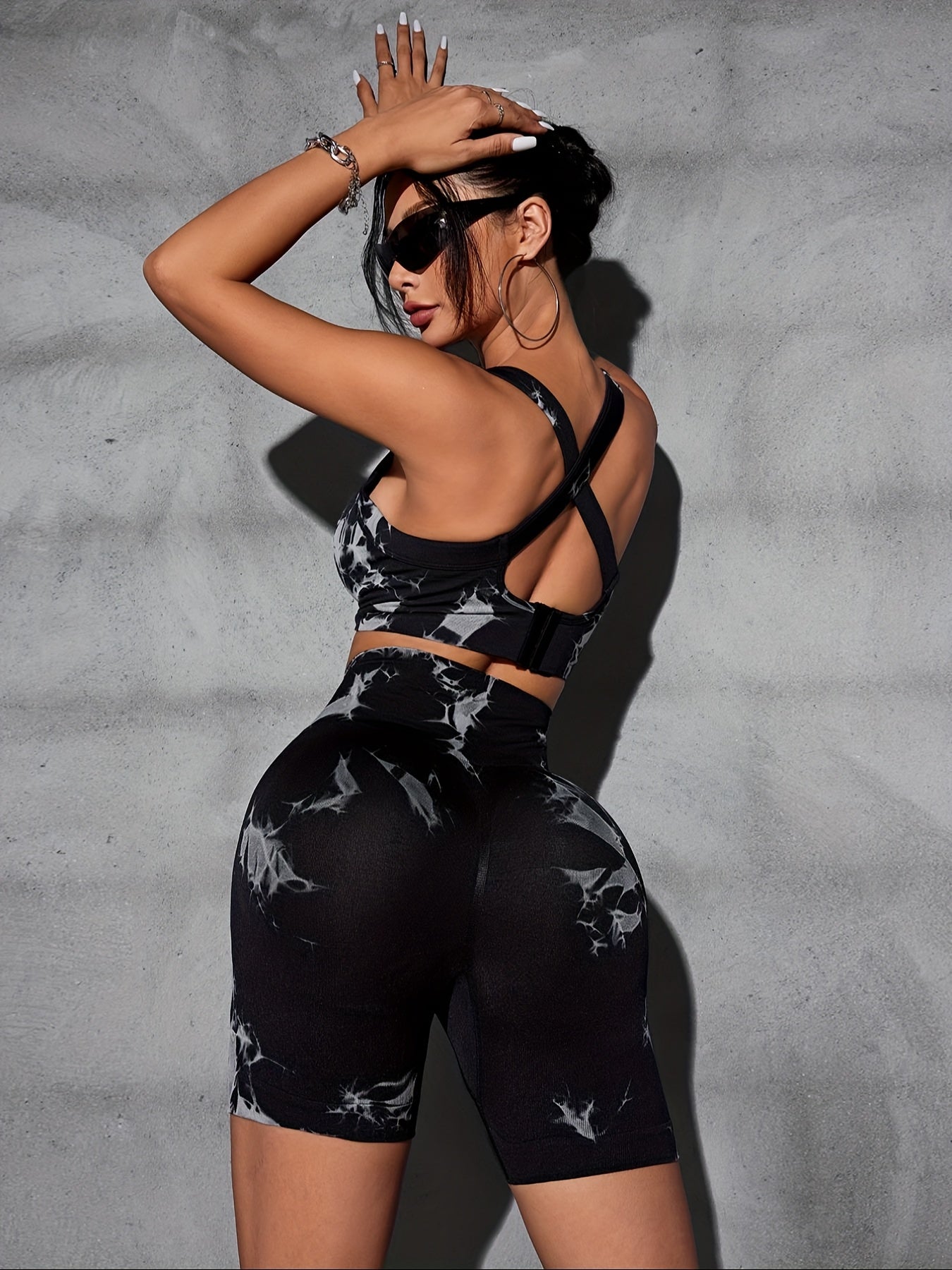 A Two-Piece Women'S Tie-Dye Sports Bra And Shorts Set, Featuring a Training Tank Top And Casual Shorts, Black And White Tie-Dye High-Waisted Shorts, a Women'S Button-Back Bra, Essential for Stylish And Breathable Workouts.