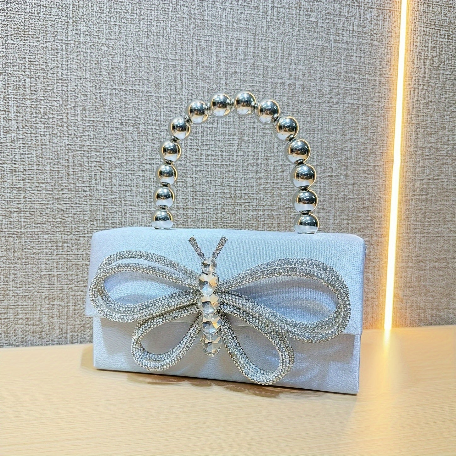 The New Shiny Crystal Butterfly Tote Bag, Silvery Bead Handle, Large Capacity Space, Can Be Given To Her Gifts, Birthday Wedding Banquets, Bar Parties Can Be Very Shiny, Fashionable Noble And Elegant Temperament.