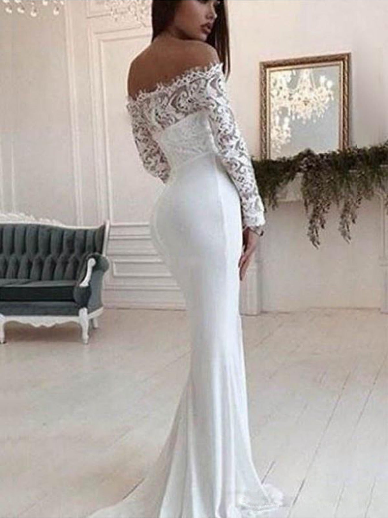 White Wedding Dress Fishtail Style Strapless Design, Long Sleeves Made of Delicate Lace Material, Covered with Floral Patterns; Splicing Satin Material, Fit The Body Curve, The Overall Style Is Elegant and Romantic, Suitable