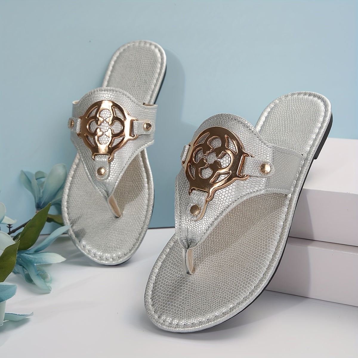 [The Latest Eye-catching Golden Sandals] The Latest Golden Sandals With Toe Clips Are Very Eye-catching.
