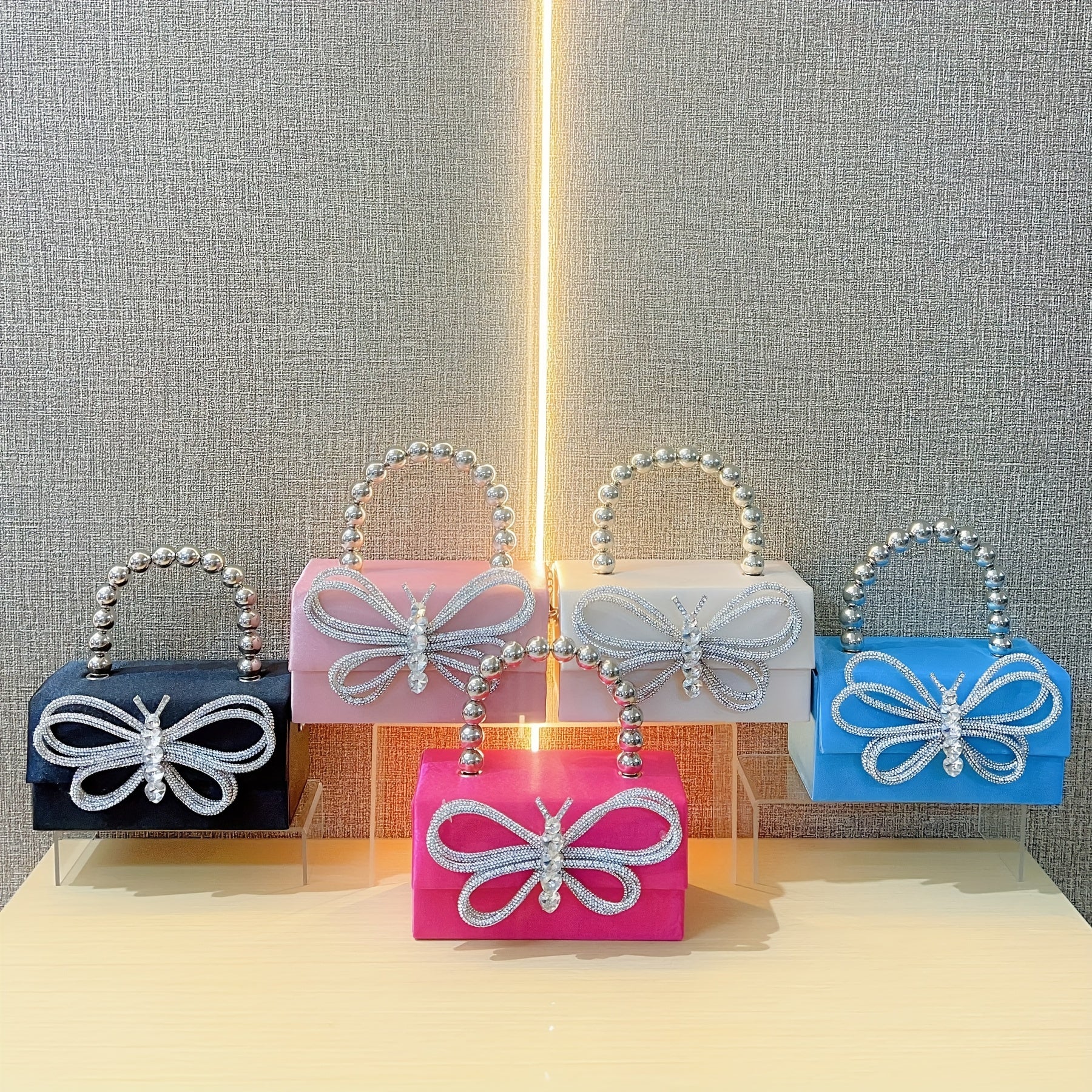 The New Shiny Crystal Butterfly Tote Bag, Silvery Bead Handle, Large Capacity Space, Can Be Given To Her Gifts, Birthday Wedding Banquets, Bar Parties Can Be Very Shiny, Fashionable Noble And Elegant Temperament.