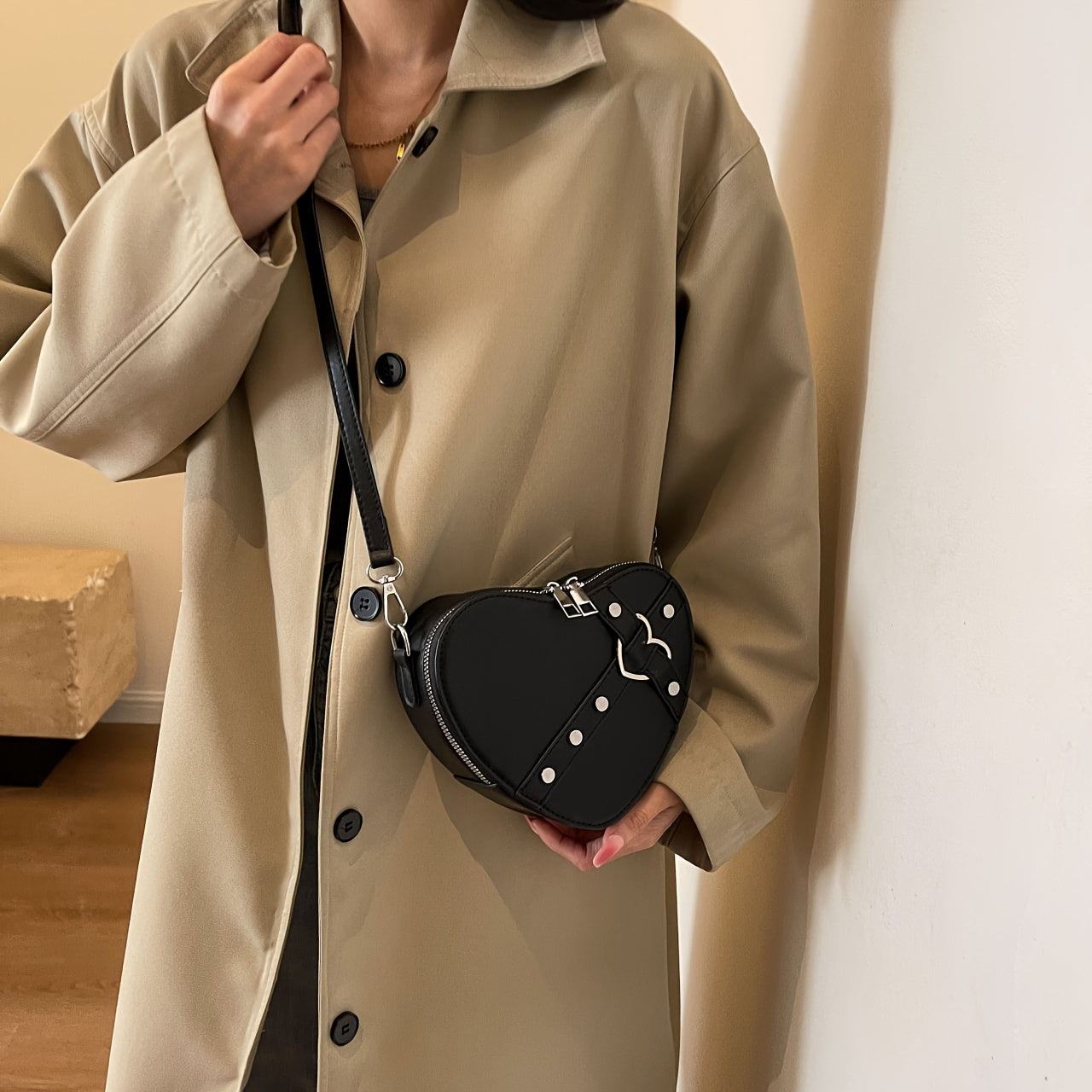Valentine's Day Romantic Theme Ladies Fashion Heart-shaped Diagonal Shoulder Bag PU Zipper Solid Color Locomotive Bag Single Shoulder Irregular Bag