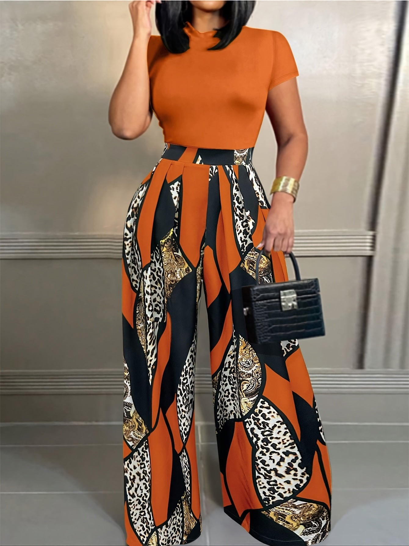 A Fitted Short-Sleeve T-Shirt Paired with Elastic Waist Printed Wide-Leg Pants, Perfect for Summer.