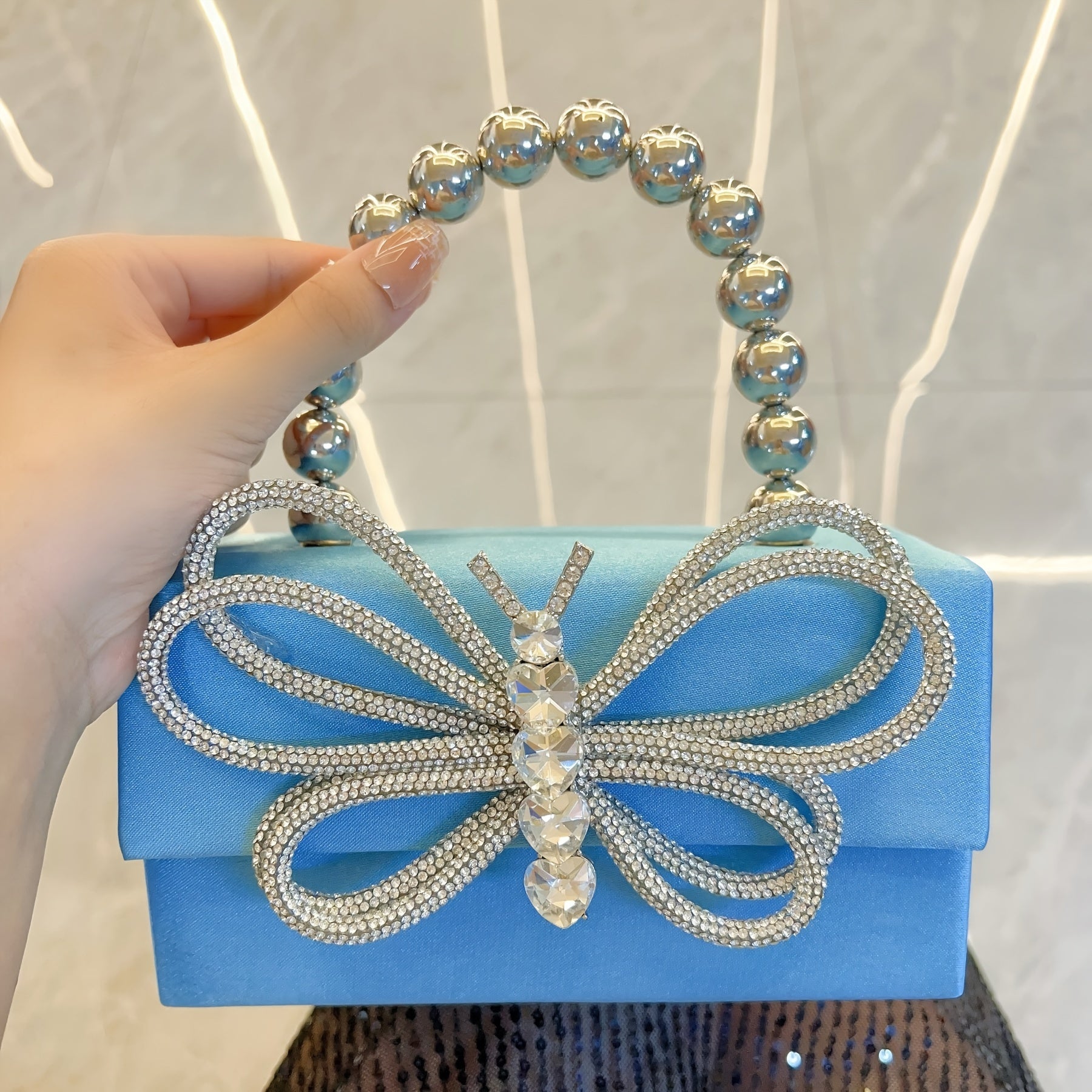 The New Shiny Crystal Butterfly Tote Bag, Silvery Bead Handle, Large Capacity Space, Can Be Given To Her Gifts, Birthday Wedding Banquets, Bar Parties Can Be Very Shiny, Fashionable Noble And Elegant Temperament.