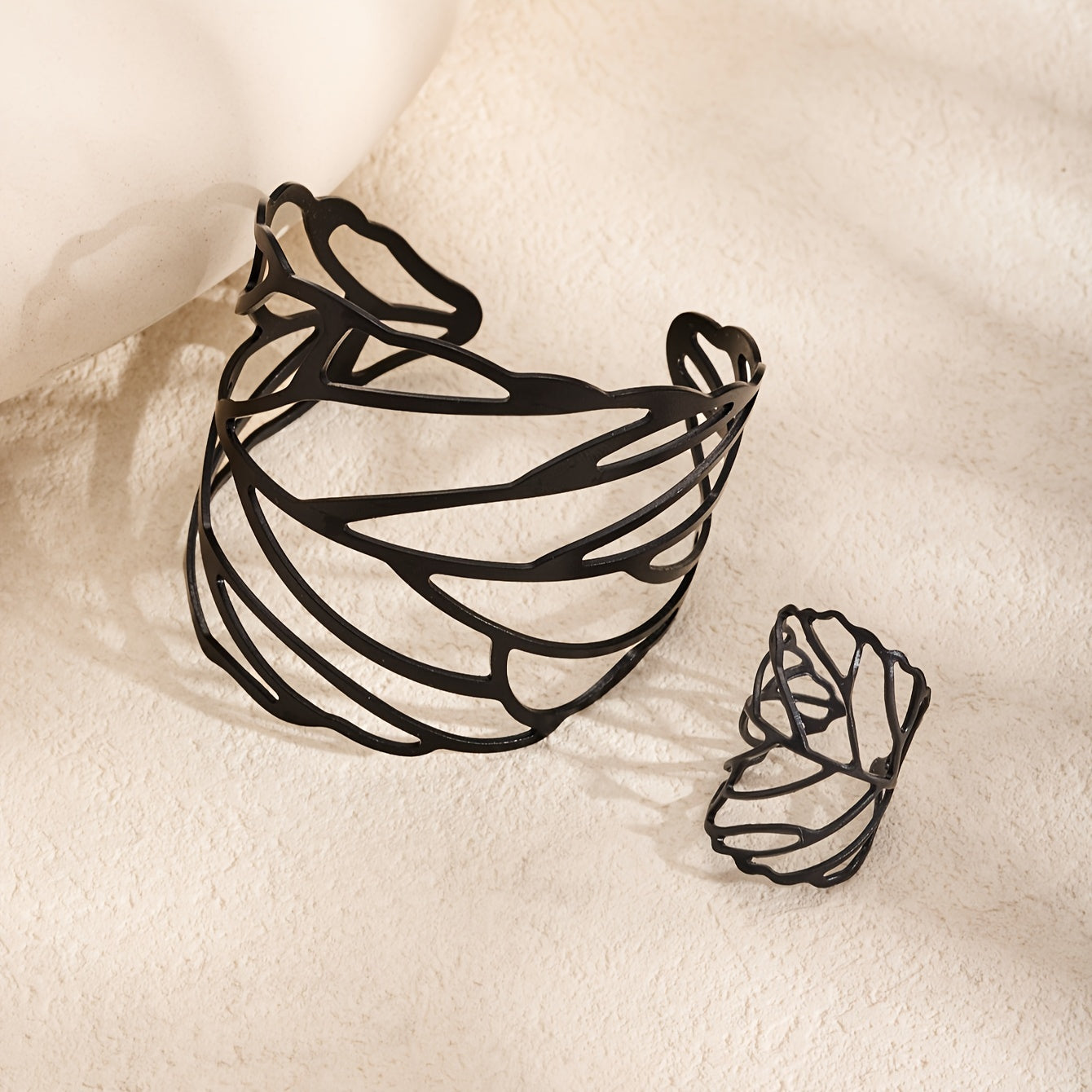 A Set Of New Exaggerated, Fashionable And Unique Leaf Hollow Bracelets, Along With An Elegant Vintage Leaf Ring Set.