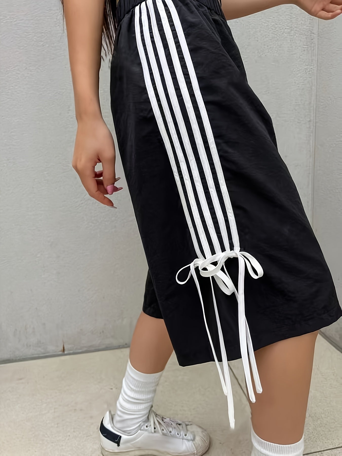 Women'S High-Waisted Black and White Striped Athletic Shorts with Knee-Length Drawstring Detail - Casual Summer Activewear for Fitness and Style, High Waisted Short