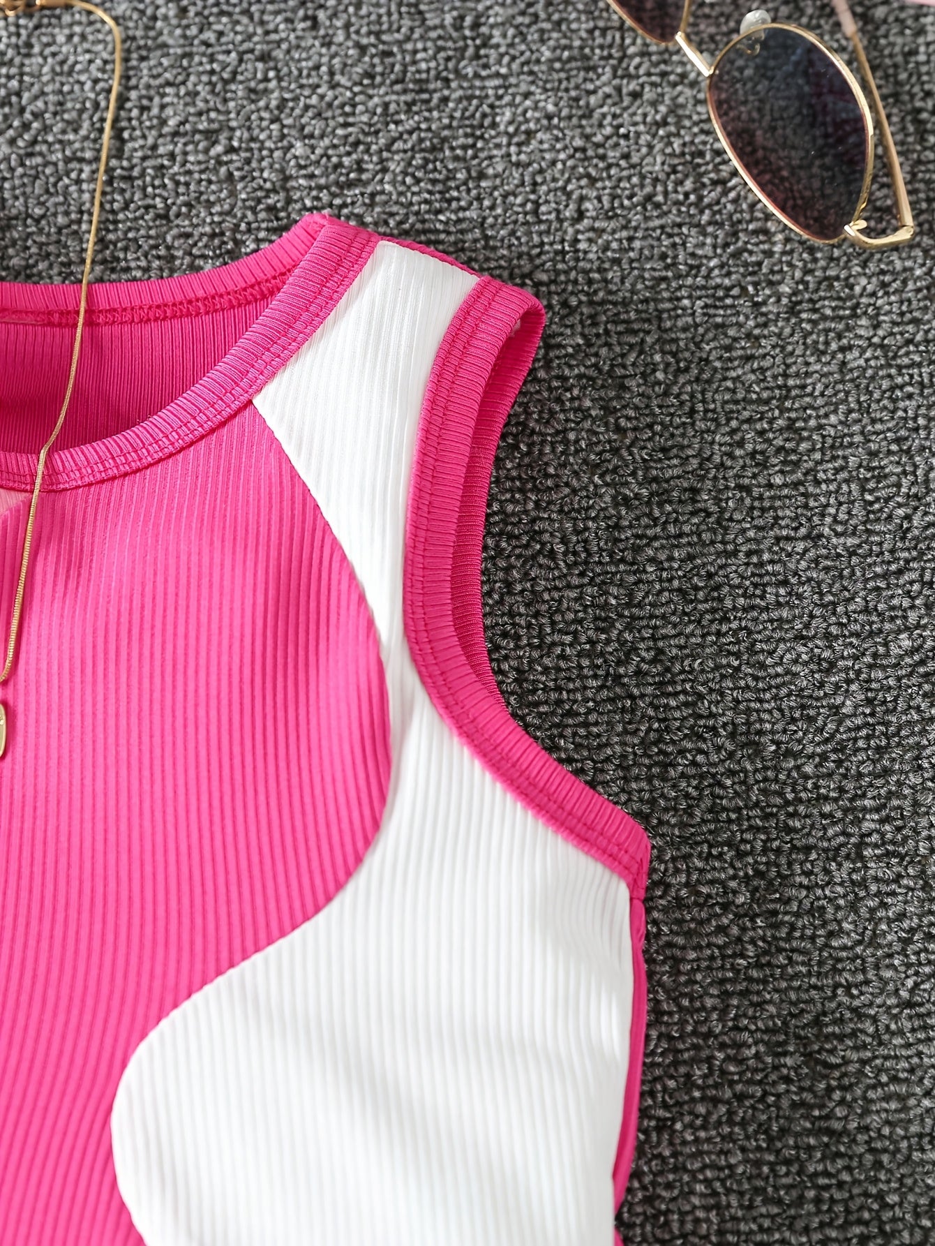 A Sleeveless Ribbed Knit Tank Top in Three Colors for Girls, Suitable for Casual Everyday Wear, Designed for Girls Aged 7 to 14.