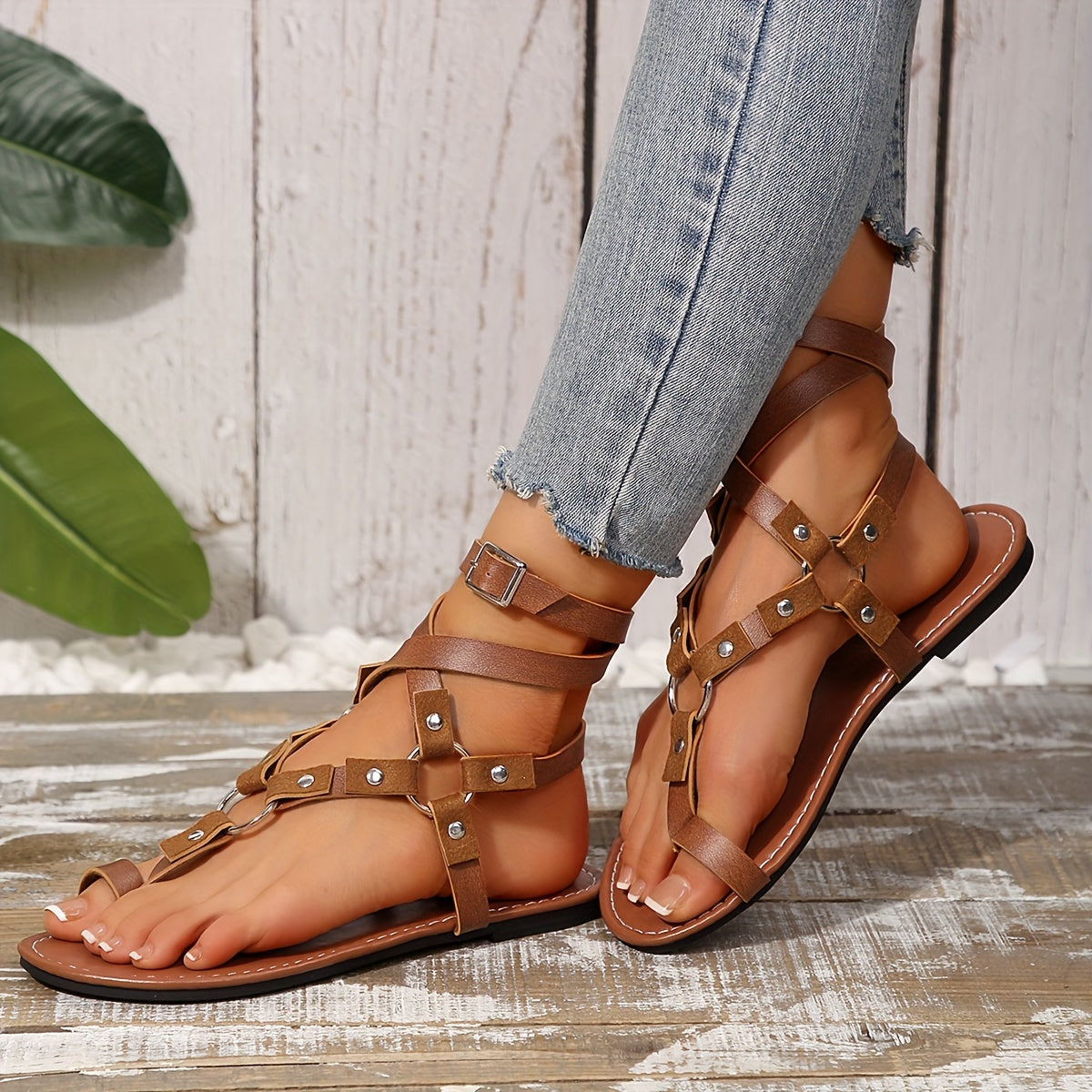 Women's Lightweight Summer Sandals - Black Cross Strap Flat Sandals with Adjustable Buckle Straps, Comfortable Casual Beach Shoes for Vacation, Strappy Sandals