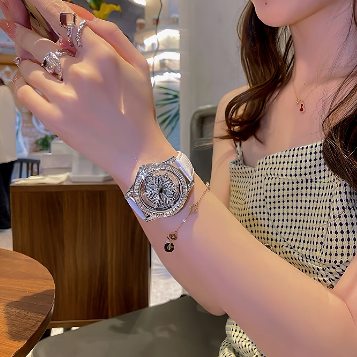 Fashionable Ladies' Snowflake Dial Quartz Wrist Watch with Rhinestone Encrusted Round Case, Non-, Analog Display, PU Leather Band, Ideal for Women's Date Gift and Everyday Wear - Pack of 1