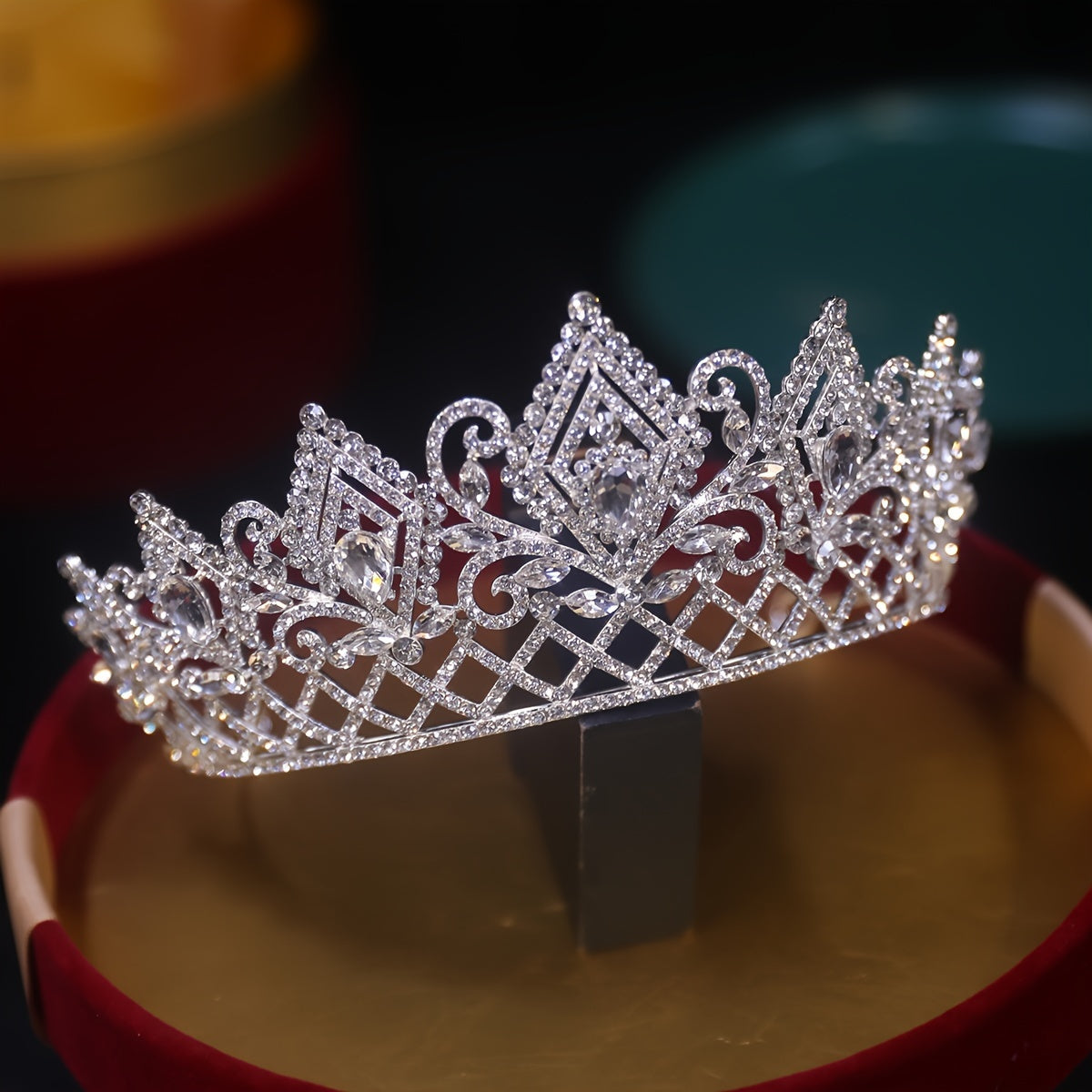 New High-end Silvery Wedding Crown for Brides, European and American Style Shining Crown