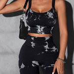 A Two-Piece Women'S Tie-Dye Sports Bra And Shorts Set, Featuring a Training Tank Top And Casual Shorts, Black And White Tie-Dye High-Waisted Shorts, a Women'S Button-Back Bra, Essential for Stylish And Breathable Workouts.