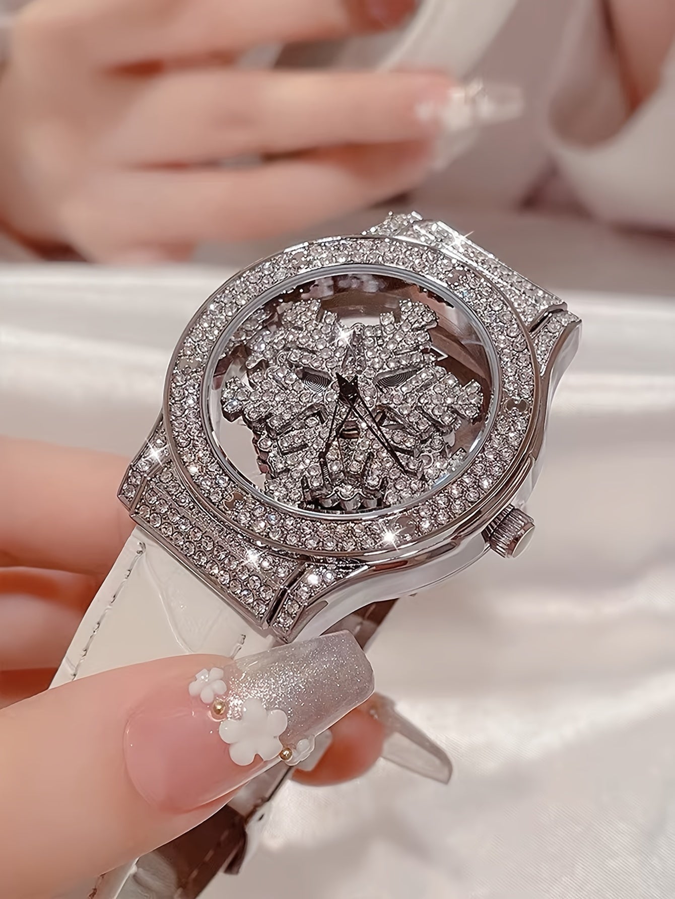 Fashionable Ladies' Snowflake Dial Quartz Wrist Watch with Rhinestone Encrusted Round Case, Non-, Analog Display, PU Leather Band, Ideal for Women's Date Gift and Everyday Wear - Pack of 1