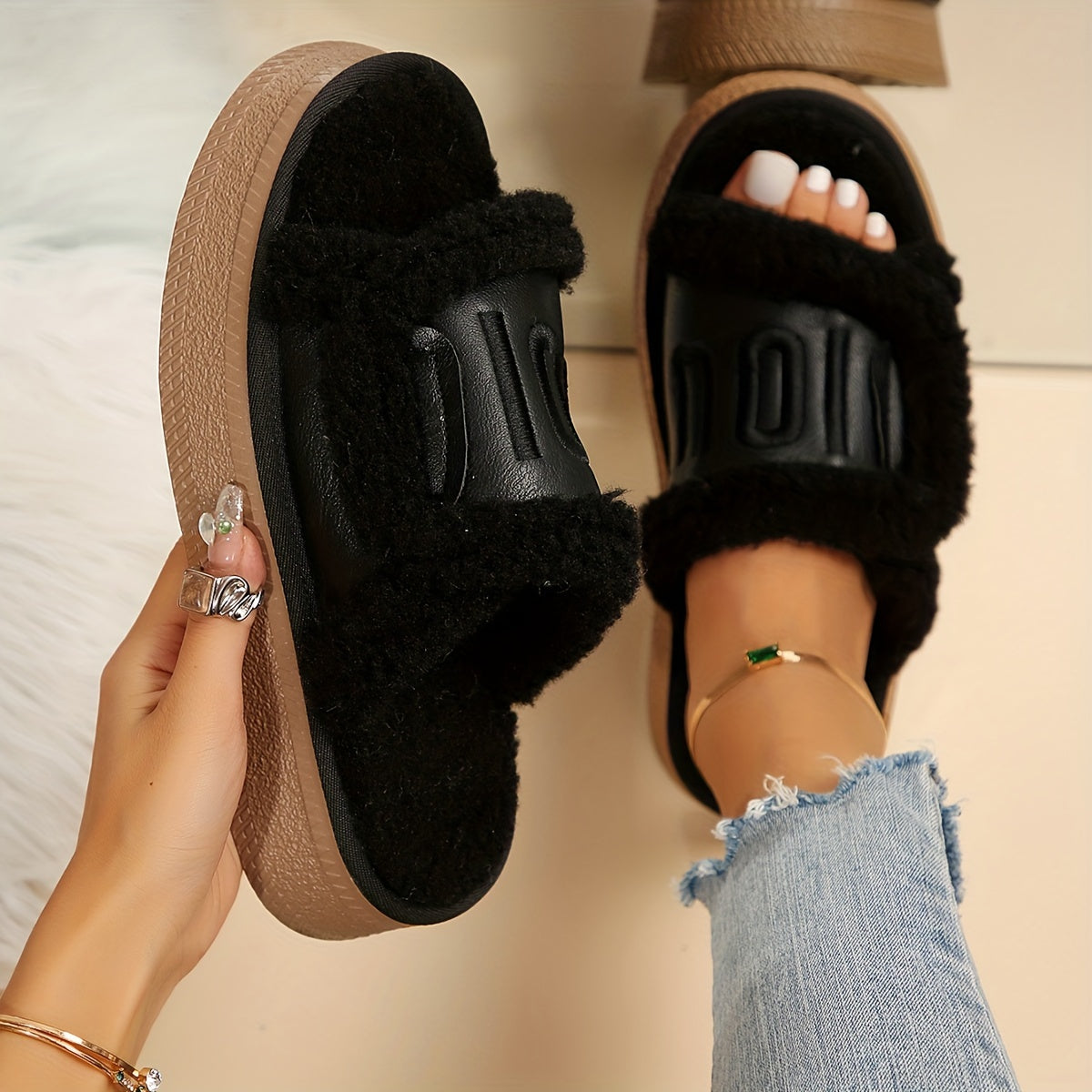 Fashionable Chunky Platform Slippers with Faux Fur for Indoor Comfort - Women's Home Slippers - Cozy & Stylish - Soft Faux Fur Lining - Perfect for Lounging & Relaxing - Ideal Gift for Women