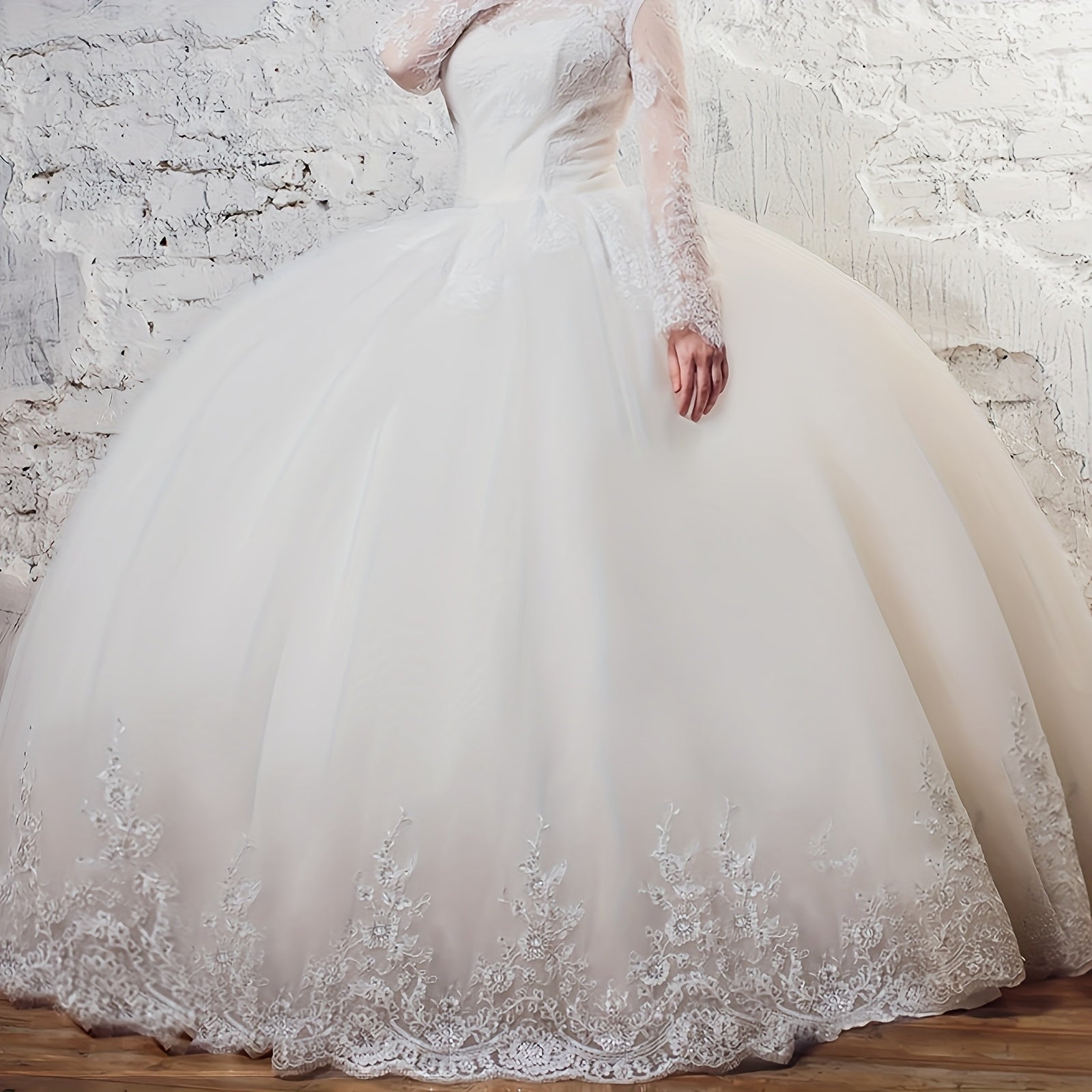 A Women'S Wedding Dress with Built-In Petticoat And Six Hoops, Suitable for Mid-Length, Party Dresses, And Bridal Accessories. It Enhances The Fluffiness of The Wedding Gown, Offers Comfort, Is Dry Cleanable, And Has N