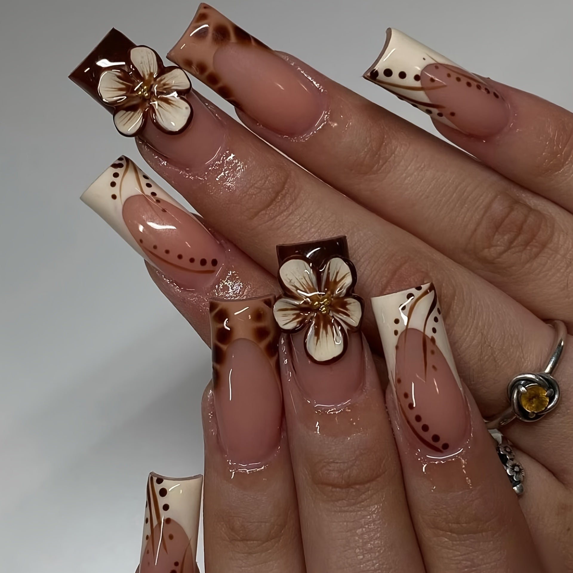 A Set of 4 Jelly Gels And 4 Nail Files, Totaling 96pcs, Featuring a Stylish And Sweet New Technique with Pressed-On Nails. The Design Includes Dazzling Flower Patterns, Advanced Gradient Effects, Golden Lace, Butterfly-Shaped