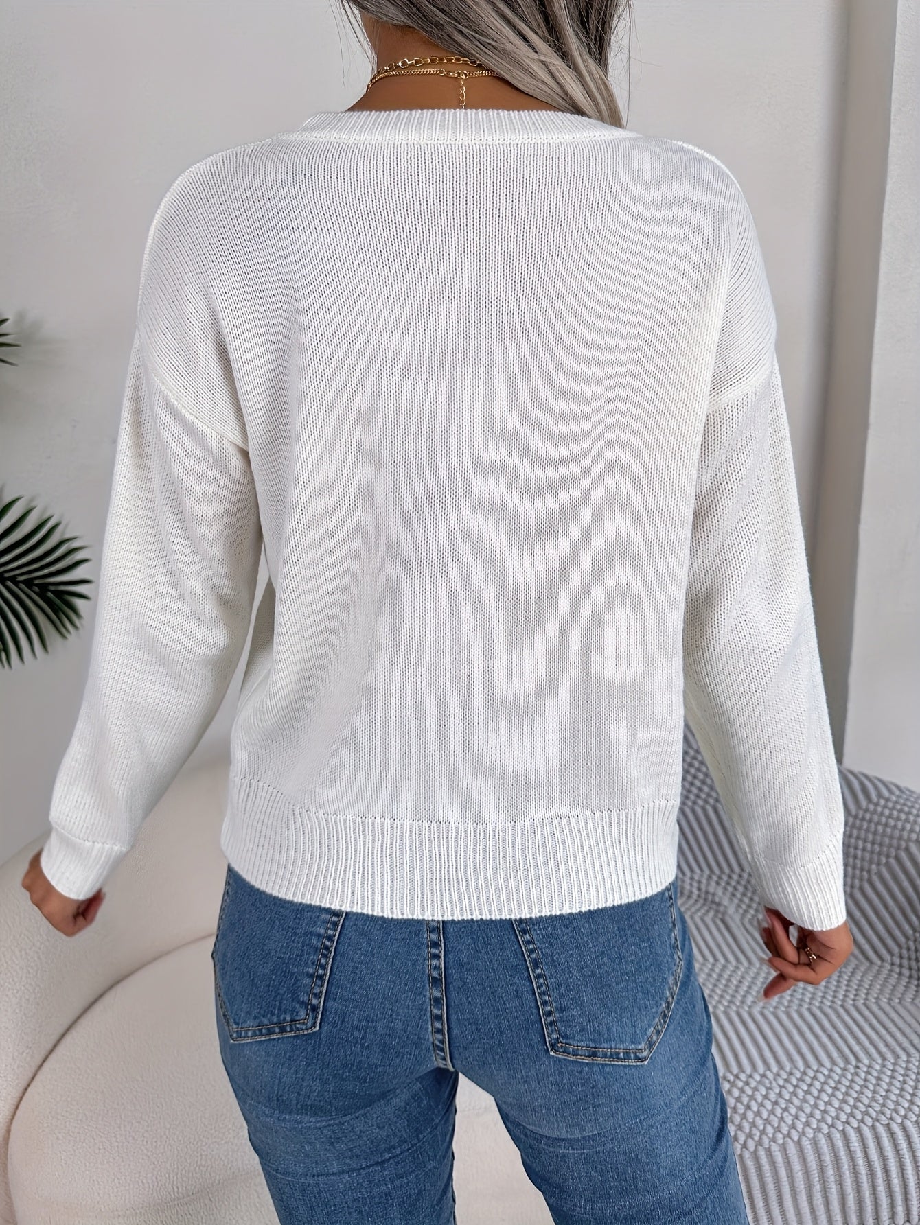 Long-Sleeved Pullover Sweater with a Sweet Heart Pattern for Autumn And Winter Casual Wear.