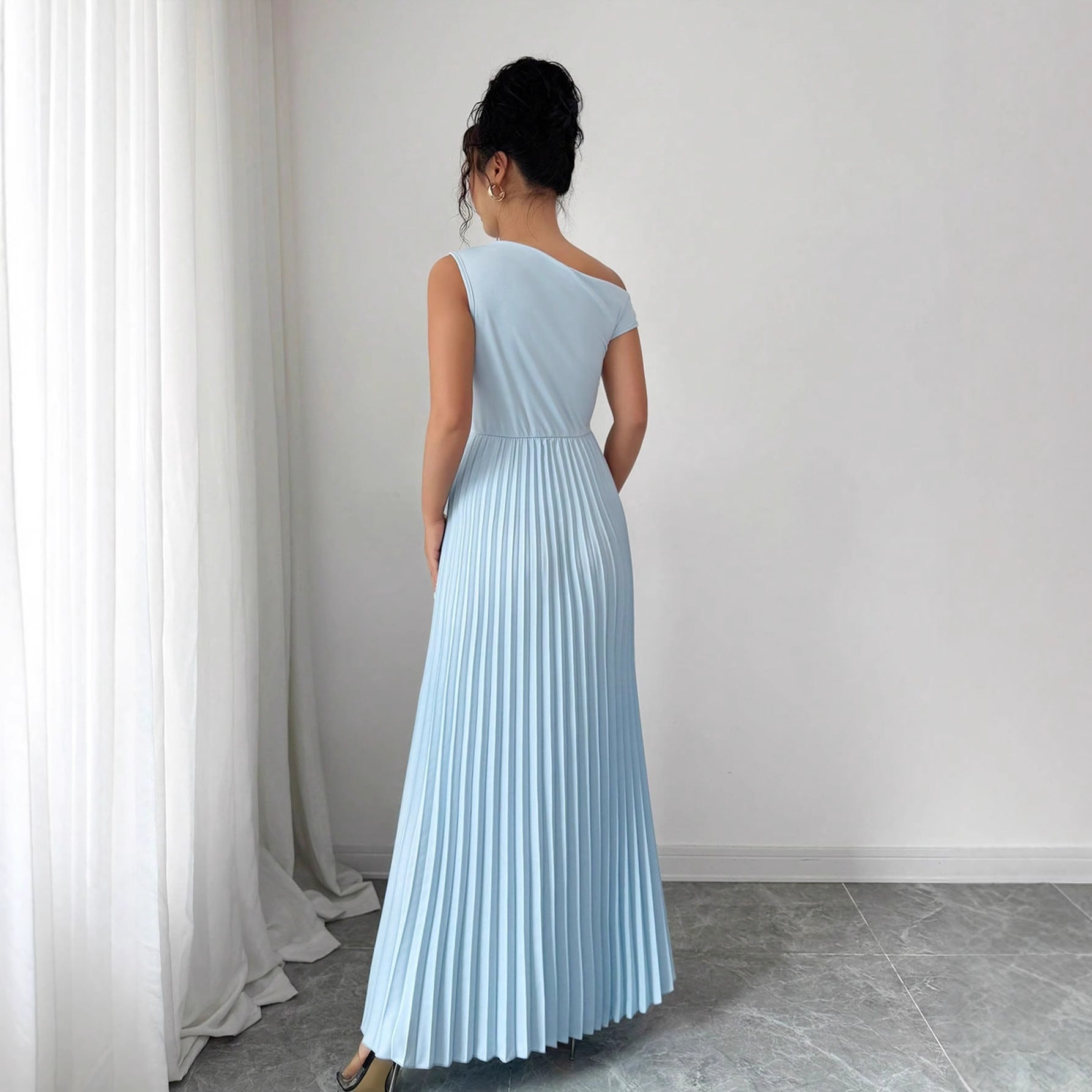 Womens Stylish Figure-hugging Sleeveless Pleated Dress