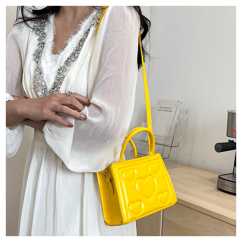 1pc Women’s Stylish Solid Color Handbag with Detachable Strap – Heart Pattern Design, Perfect for Valentine’s Day Gift, Available in Magenta, White, Black, Green, Yellow