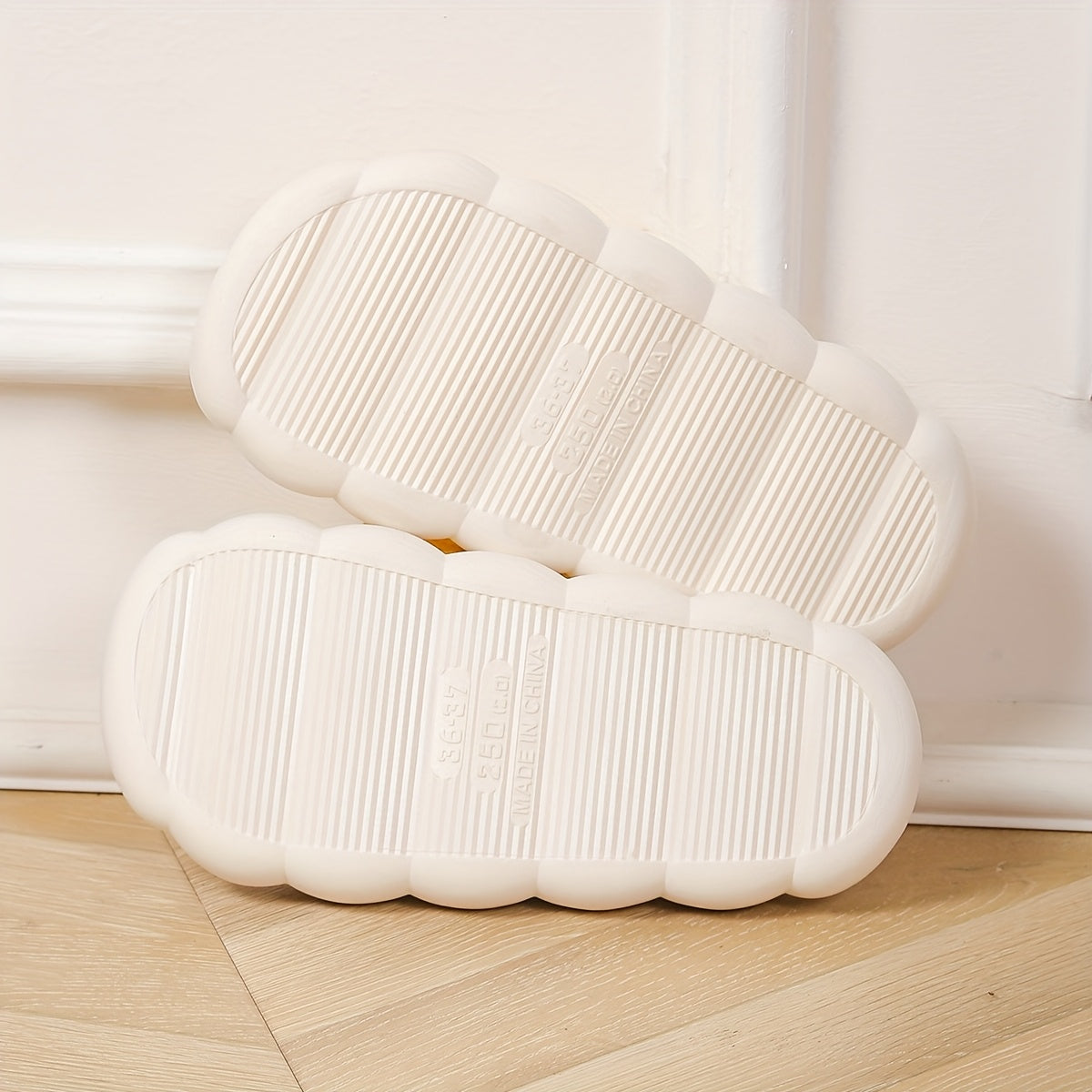 A Pair of New Cute Solid Color Women'S Home Slippers with Thick, Non-Slip, Soft EVA Soles, Breathable And Comfortable Open-Toe Design, Suitable for All Seasons.