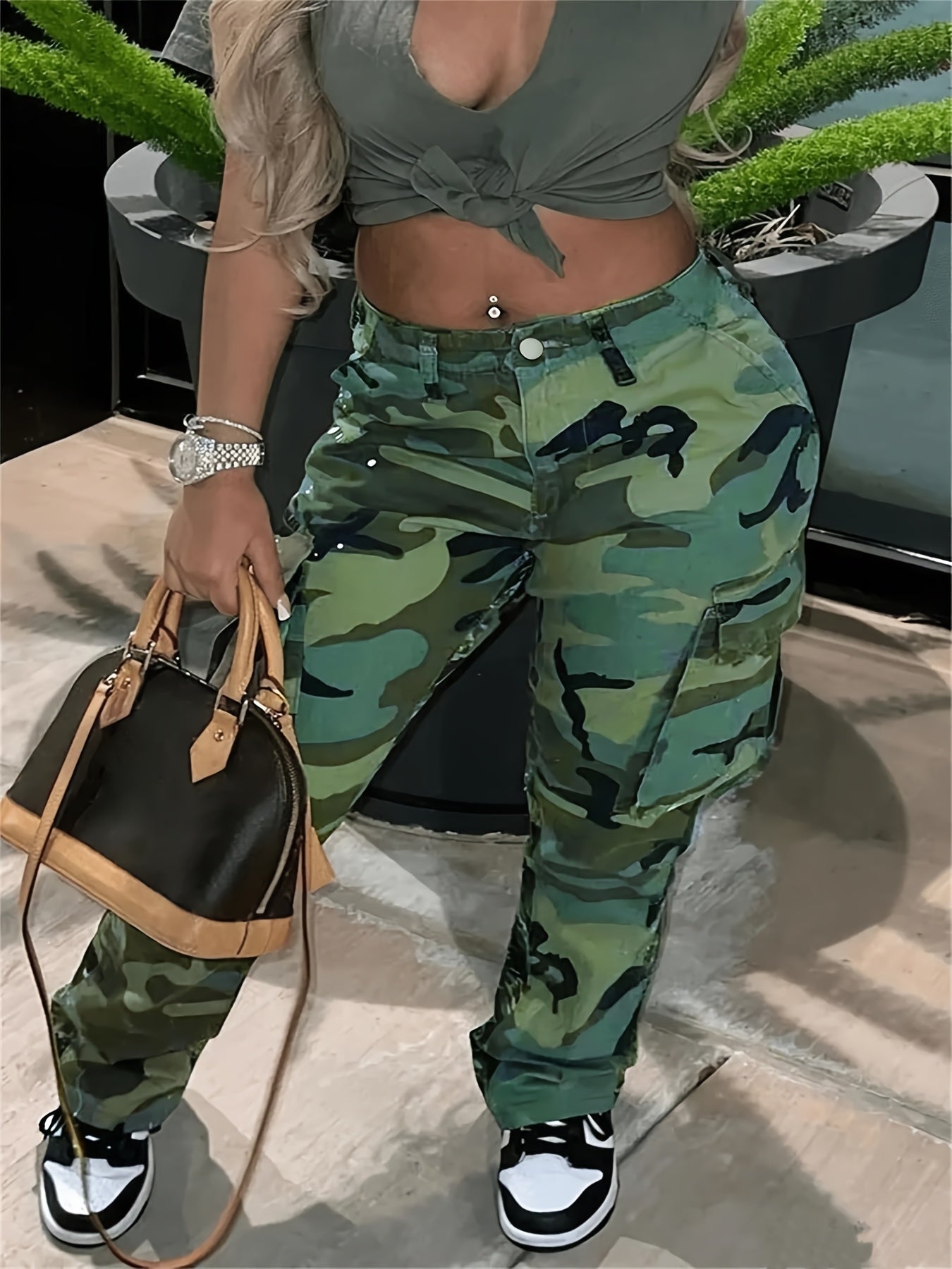 Women'S Y2K Camo Cargo Jeans, Featuring a Vintage Street Style, High-Waisted American Retro Army Green Straight-Leg Jeans for Women, with a Loose Fit And Relaxed Wide-Leg Design, Perfect for a High Street Vibe.