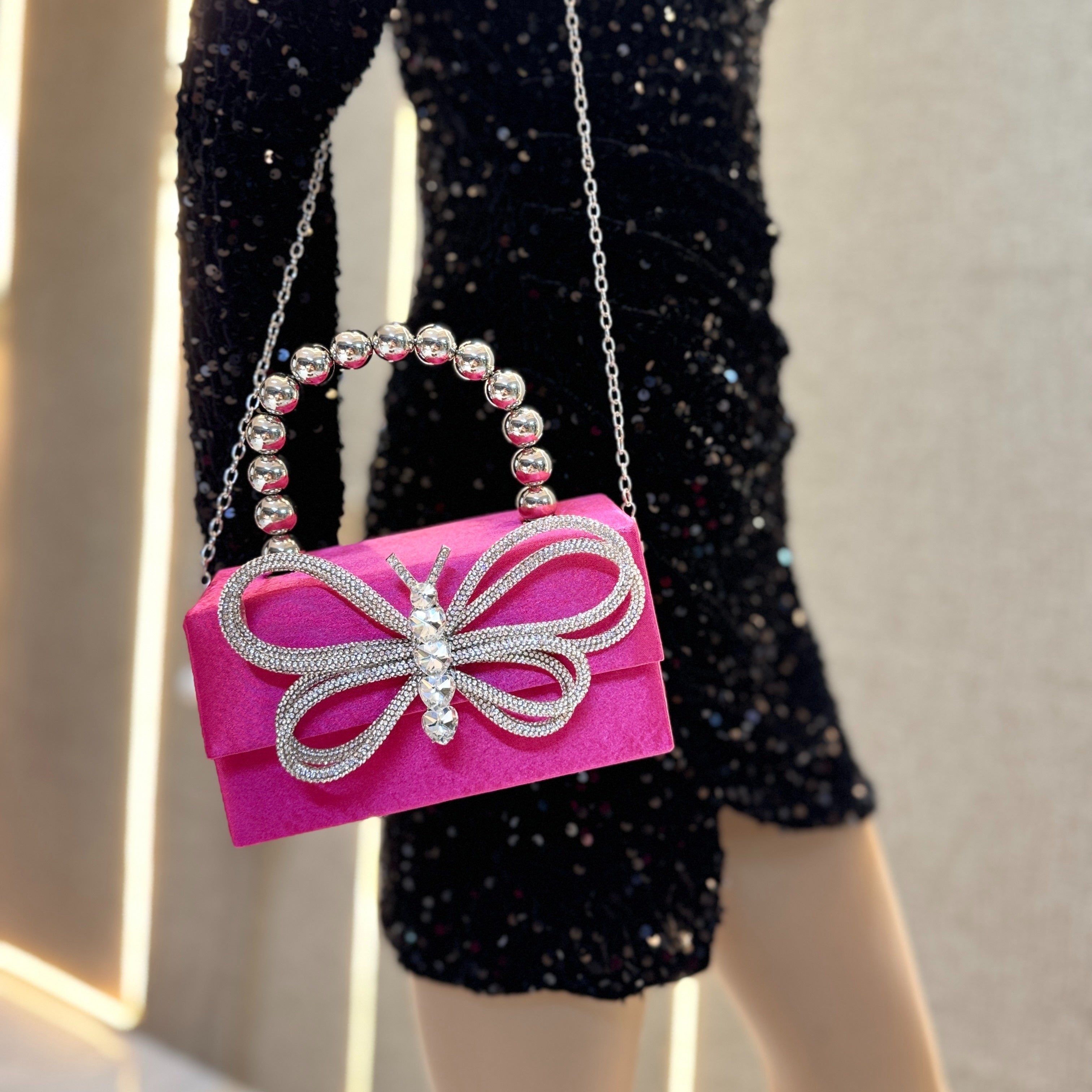 The New Shiny Crystal Butterfly Tote Bag, Silvery Bead Handle, Large Capacity Space, Can Be Given To Her Gifts, Birthday Wedding Banquets, Bar Parties Can Be Very Shiny, Fashionable Noble And Elegant Temperament.