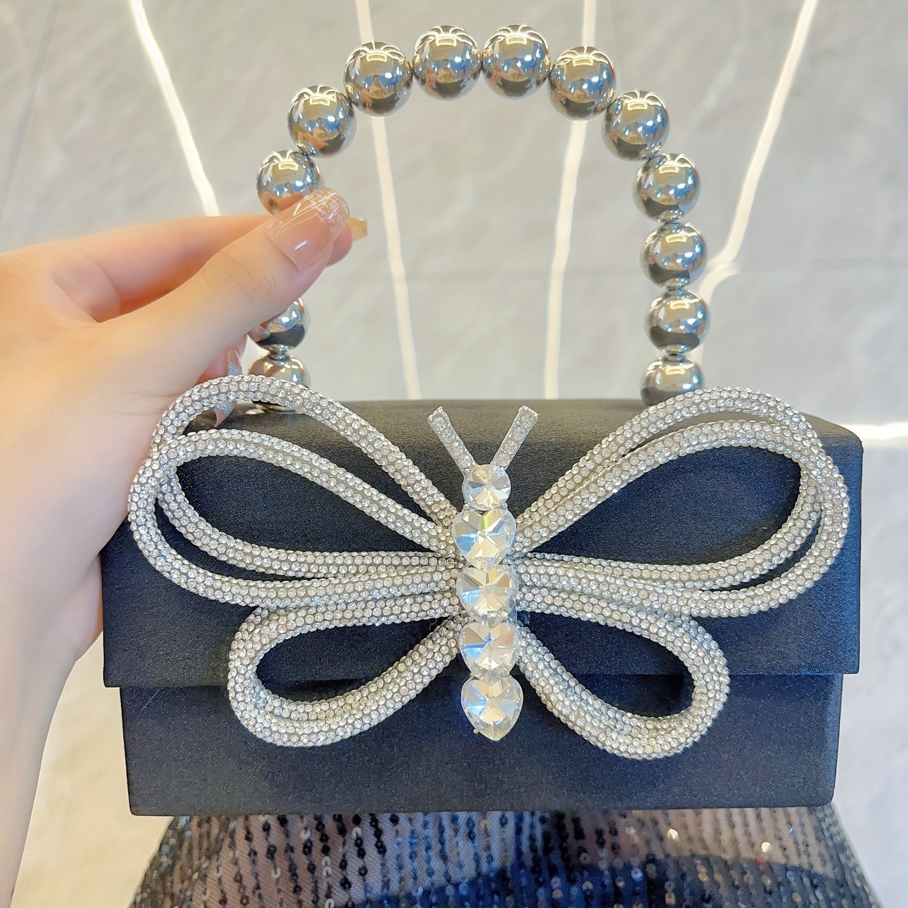 The New Shiny Crystal Butterfly Tote Bag, Silvery Bead Handle, Large Capacity Space, Can Be Given To Her Gifts, Birthday Wedding Banquets, Bar Parties Can Be Very Shiny, Fashionable Noble And Elegant Temperament.