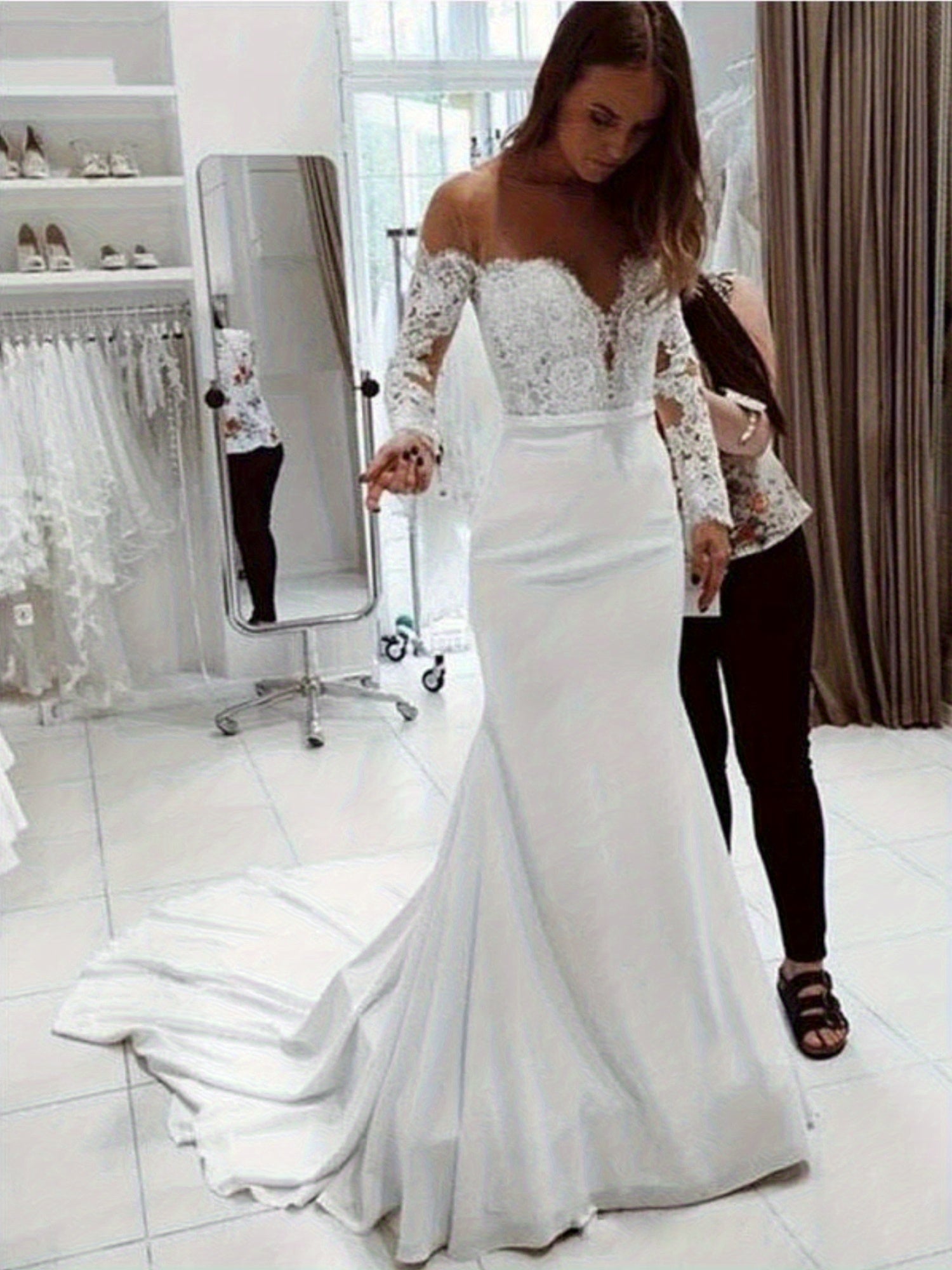 White Wedding Dress Fishtail Style Strapless Design, Long Sleeves Made of Delicate Lace Material, Covered with Floral Patterns; Splicing Satin Material, Fit The Body Curve, The Overall Style Is Elegant and Romantic, Suitable