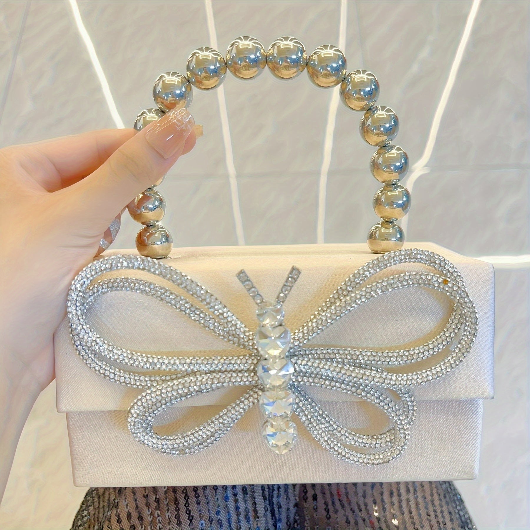 The New Shiny Crystal Butterfly Tote Bag, Silvery Bead Handle, Large Capacity Space, Can Be Given To Her Gifts, Birthday Wedding Banquets, Bar Parties Can Be Very Shiny, Fashionable Noble And Elegant Temperament.