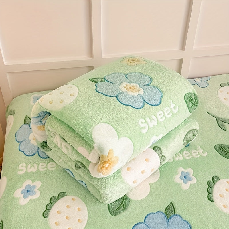 1pc Cozy Floral Flannel Throw Blanket - Soft, Light Beige-Friendly, Machine Washable, All-Season Comfort with Cute Pink Strawberry & Flower Design, Perfect for Bedroom or Nursery Decor