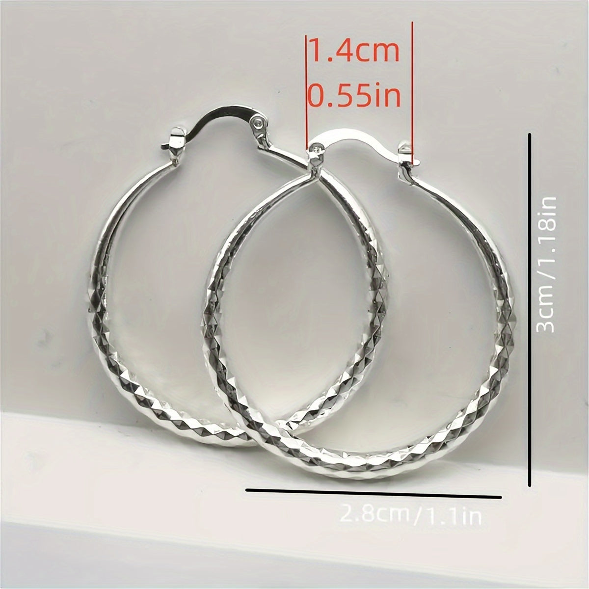 A Pair Of Exquisite Large Circle Earrings, An Elegant Ladies' Accessory In A Luxury Style, Perfect For Women To Wear On A Daily Basis.
